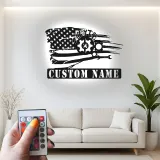 Cartel de metal con bandera americana y mecánico | Decoración de garaje LED personalizada | Arte mural con nombre a medida para él