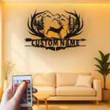 Insegna in metallo personalizzata con cervo e scena montana retroilluminata LED regalo per amanti della natura decorazione per cabin o lodge
