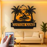 Insegna in Metallo Personalizzata per Surfer con LED | Plaque con Nome per Casa al Mare | Arte Murale con Onde Oceaniche e Palme Tropicali