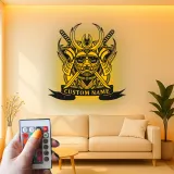 Art Murale en Métal Samouraï Personnalisé | Panneau LED Casque Japonais | Décor de Dojo Personnalisé | Cadeau pour Fan d'Arts Martiaux