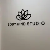 Panneau logo d'entreprise 3D personnalisé | Acrylique et métal | Décor mural de réception | Branding premium pour salons et bureaux