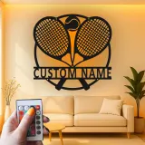 Enseigne LED en métal raquette de tennis personnalisée | Art personnalisé avec nom de joueur | Décor sportif lumineux | Art mural pour salle de jeux