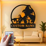 Cartel de metal personalizado con escena de bosque de brujas y luz LED Regalo único de Halloween Decoración espeluznante para el hogar