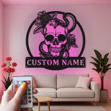 Insegna LED in metallo con teschio gotico | Arte da parete personalizzata con serpente e rose | Arredo su misura per studio tattoo e man cave
