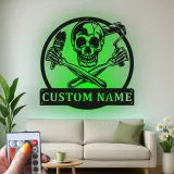 Individuelles Skull Painter Schild | Personalisiertes LED Metallschild für Studio | Gothic Wanddekoration für Künstler | Überkreuzte Pinsel- & Farbroller-Logo