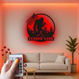 Personalisierte Bigfoot-Wandkunst mit amerikanischer Flagge und LED-Beleuchtung – Einzigartiges Geschenk für Outdoor-Enthusiasten, Hütten- oder Man-Cave-Dekor