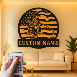 Décoration murale LED en métal pour pêche sur glace | Plaque personnalisée drapeau américain | Cadeau prénom personnalisé pour chalet ou maison au bord du lac