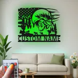 Arte in metallo personalizzata con alce | Insegna LED retroilluminata per decorazioni da cabin | Regalo rustico per cacciatori | Scena della foresta con bandiera USA