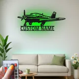 Décoration murale en métal personnalisée avec lumière LED d'avion - Cadeau d'aviation pour pilotes, décoration de hangar ou de bureau