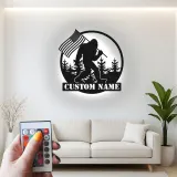 Personalisierte Bigfoot-Wandkunst mit amerikanischer Flagge und LED-Beleuchtung – Einzigartiges Geschenk für Outdoor-Enthusiasten, Hütten- oder Man-Cave-Dekor