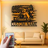Panneau en métal personnalisé pour motoneige avec rétroéclairage LED | Décoration murale avec drapeau américain | Décor de man cave et garage | Cadeau pour amateur de sports d'hiver