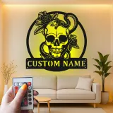 Panneau métal LED crâne et serpent gothique | Décoration murale prénom personnalisée | Décor sur mesure pour espace masculin, studio et garage