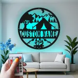 Insegna in metallo personalizzata con scena di campeggio e LED per decorare cabine o RV