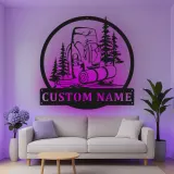Cartel de metal personalizado con mochila de senderismo y luz LED, regalo para entusiastas del aire libre, decoración de aventura para cabaña o refugio