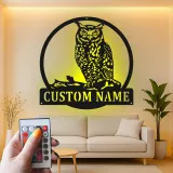 Cartel LED de metal con búho cornudo | Decoración mural de fauna personalizada | Placa con nombre personalizada para cabaña, oficina o bar en casa