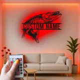Insegna in metallo personalizzata con pesce e LED | Arte con nome del pescatore su misura | Arredo moderno rustico per casa al lago, baita e man cave