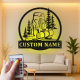 Cartel de metal personalizado con mochila de senderismo y luz LED, regalo para entusiastas del aire libre, decoración de aventura para cabaña o refugio