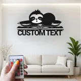 Arte Murale in Metallo LED con Bradipo su Libro | Insegna Personalizzata per Biblioteca per Angolo Lettura | Regalo con Nome Personalizzato per Amanti dei Libri e Bibliotecari