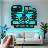 Personalisierte LED-Metall-Wandkunst mit Camping-Szene – Geschenk für Wohnmobilfahrer, Outdoor-Terrassendeko