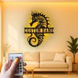 Insegna in Metallo Personalizzata Cavalluccio Marino | Arte Murale LED con Nome | Decorazione per Casa Costiera | Regalo per Casa al Mare