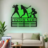 Panneau personnalisé de nom de softball avec LED | Support de médaille en métal sur mesure | Cadeau pour joueur | Décoration de chambre pour filles