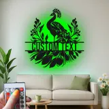 Arte murale in metallo con pavone | Insegna personalizzata con nome e luce LED | Arredo elegante per ingresso | Regalo con silhouette floreale