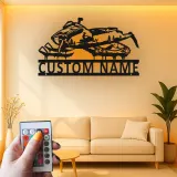 Arte mural de metal LED de moto de nieve | Cartel de nombre personalizado para piloto | Decoración de deportes de invierno personalizada para cabaña y garaje | Regalo para motos de nieve