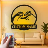 Panneau en métal personnalisé de pélican avec LED | Art mural côtier lumineux | Plaque nominative personnalisée pour maison de plage | Décoration d'oiseau nautique