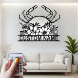Personalisierte Krabbe mit Blumenmotiv – LED-Metall-Wandkunst, Küstengeschenk für Strandhaus-Deko