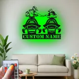Panneau LED Couple motoneige personnalisé | Décoration murale en métal personnalisée | Décor de cabine d'hiver | Cadeau d'aventure pour couples