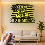 Insegna LED in Tributo ai Veterani Personalizzata | Insegna in Metallo Stivali da Combattimento | Decorazione Patriottica Bandiera Americana | Regalo Nome Soldato Personalizzato