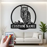 Cartel LED de metal con búho cornudo | Decoración mural de fauna personalizada | Placa con nombre personalizada para cabaña, oficina o bar en casa