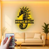Insegna in metallo personalizzata con cavalluccio marino e LED | Arte murale nautica personalizzata | Decorazione per casa al mare e targhetta per soggiorno costiero