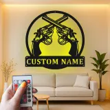 Arte da parete in metallo personalizzata con revolver incrociati | Insegna western LED | Regalo cowboy personalizzato | Arredo rustico per man cave