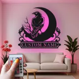 Gothic Raven Metallschild | Personalisierte Krähen LED-Wandkunst | Individuelle Hexen-Dekoration für Ihr Zuhause | Spooky Mond-Schild