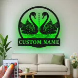 Arte Murale in Metallo LED Personalizzata con Cigno | Insegna con Nome per Coppie | Regalo Romantico per Camera da Letto e Matrimonio | Decorazione per Amore Duraturo