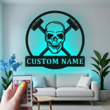 Panneau en métal LED avec crâne et marteaux | Art mural personnalisé pour garage | Décor industriel gothique | Cadeau d'atelier