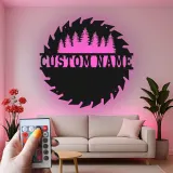 Enseigne en métal scie circulaire personnalisée | Décoration murale forêt de pins | Déco rustique pour chalet et cadeau d’atelier de menuisier | Compatible éclairage LED