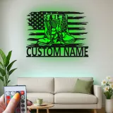 Insegna LED in Tributo ai Veterani Personalizzata | Insegna in Metallo Stivali da Combattimento | Decorazione Patriottica Bandiera Americana | Regalo Nome Soldato Personalizzato