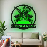 Cartel conmemorativo militar con LED | Homenaje personalizado a veteranos | Arte metálico de soldado caído | Decoración con botas, casco y rifles de combate