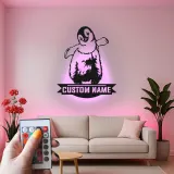 Insegna LED in metallo con pinguino personalizzata | Arte da parete per cameretta | Decorazione luminosa con nome del bambino | Regalo premium pulcino imperatore