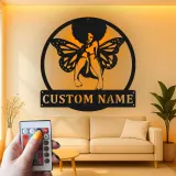 Insegna in metallo personalizzata con fata nera | Targa nome LED per cameretta bambina | Arte murale con farfalla afro | Regalo personalizzato per nursery