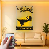 Letrero LED personalizado de niña en columpio | Decoración mural de metal con nombre a medida | Regalo para guardería y cuarto de juegos