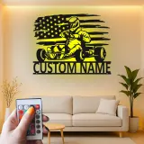 Arte mural LED de metal de piloto de karting | Letrero personalizado con nombre para carreras | Decoración con bandera americana para garaje, cueva del hombre o habitación de niño
