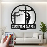 Arte Murale in Metallo Personalizzata per Lineman | Insegna Elettricista LED | Regalo con Nome Personalizzato per Lavoratore di Power Line | Decorazione per Garage e Laboratorio per Lui