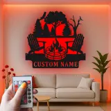 Insegna in metallo personalizzata con scena di campeggio e LED per decorare patii o cabine