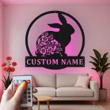Insegna in metallo floreale con coniglio | Arte murale LED con nome personalizzato | Decorazione per cameretta con coniglietto | Regalo personalizzato per chi ama i conigli
