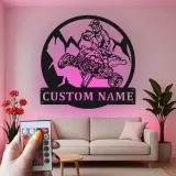 Décoration murale en métal personnalisée pour conducteur d'ATV avec rétroéclairage LED - Cadeau d'aventure pour les passionnés de tout-terrain, décoration de garage ou de man cave