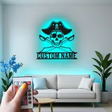 Insegna in metallo LED Teschio Pirata | Insegna da parete con nome personalizzato per Man Cave | Decorazione nautica personalizzata | Spade incrociate luminose