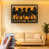 Cartel con nombre de caballo personalizado | Decoración mural de metal LED para rancho y decoración ecuestre | Caballos al galope personalizados